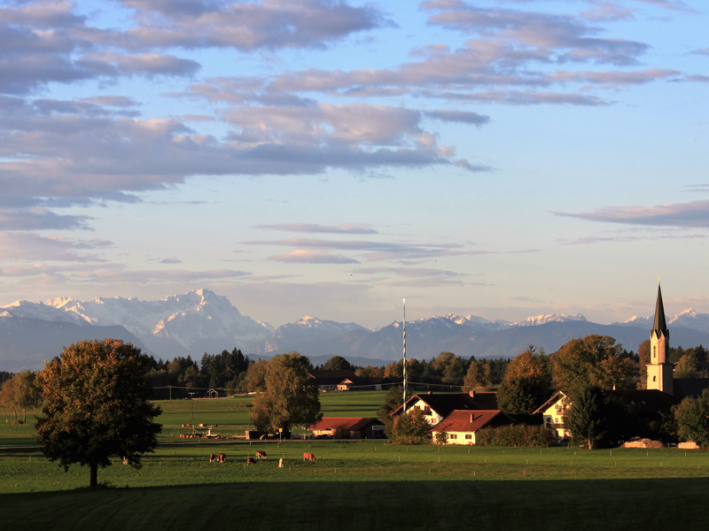 Blick auf Feldkirchen mit Bergpanorama im Hintergrund bei Dämmerung