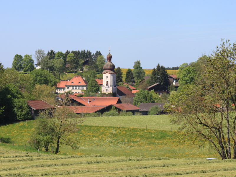 Blick auf Thanning mit Kirche