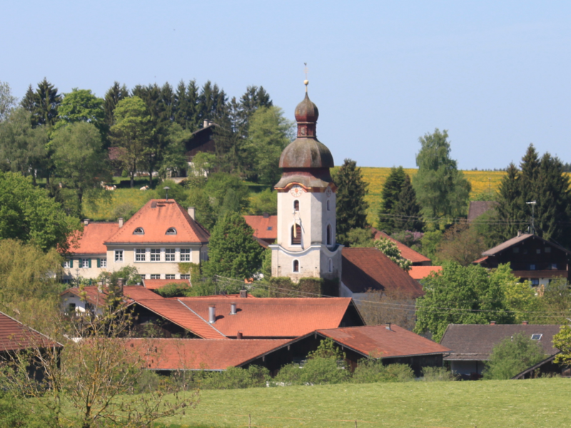 Blick auf Thanning mit Kirche