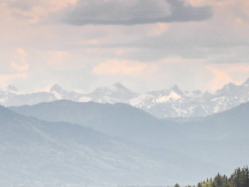 Blick von Dettenhausen Richtung Egling- ein Anwesen mit Wald und Bergpanorama im Hintergrund