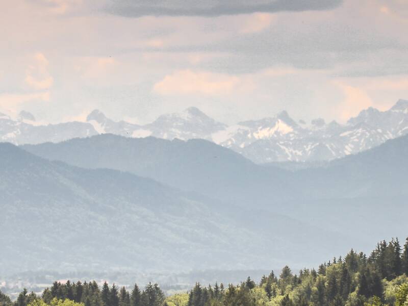 Blick von Dettenhausen Richtung Egling- ein Anwesen mit Wald und Bergpanorama im Hintergrund